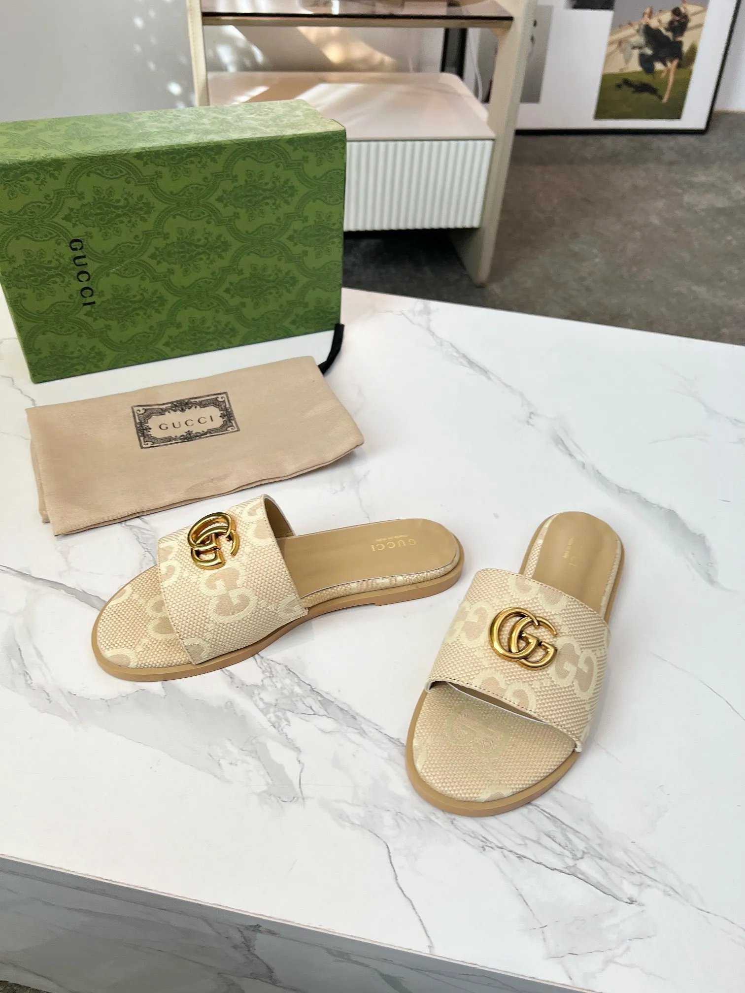👟👟Ex-factory price 380👟👟 GUCCl 2025 spring and summer new style casual interlocking double G sandals for women. This piece is from the Gucci Lido collection, and its design is inspired by the summer style and beach clubs of the Italian coast. Archive designs from the 1970s infuse the brand with glory. Get inspired by this iconic era. The "Gucci March of Love" series continues to explore the aesthetic connotation of the brand's archived logos in a new way, while at the same time embracing the classic elegance and charm. Code Number: 35-43#